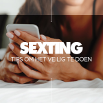 Vrouw met telefoon op bed. Blogcover bij sexting: tips en regels om het veilig te doen - Willie Magazine