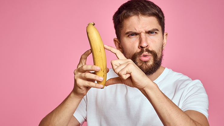 Man met banaan ter illustratie